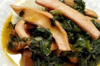 Καλαμαράκια με σπανάκι και σάλτσα ντομάτας