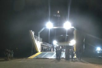 Ρυμουλκήθηκε στα Νέα Στύρα το πλοίο που προσάραξε σε ύφαλο - Προχωρούν σε ομαδικές αγωγές και μηνύσεις οι επιβάτες