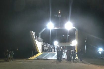 Ρυμουλκήθηκε στα Νέα Στύρα το πλοίο που προσάραξε σε ύφαλο - Προχωρούν σε ομαδικές αγωγές και μηνύσεις οι επιβάτες