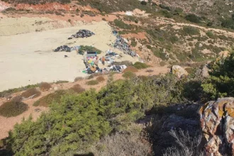 Μήλος: Συνελήφθησαν 17 άτομα για περιβαλλοντική ρύπανση - Κατηγορούνται ότι εναπόθεταν σκουπίδια σε παράνομη χωματερή