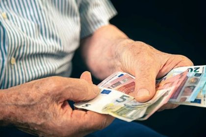 Επικουρικές συντάξεις: Αναδρομικά και αυξήσεις για συνταξιούχους τραπεζών και ΔΕΚΟ
