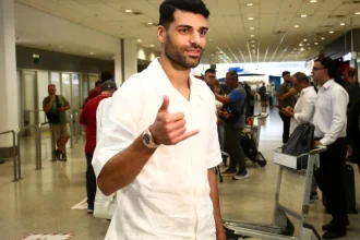 Ολυμπιακός: Έφτασε στην Αθήνα ο τοπ σέντερ φορ, Μεχντί Ταρεμί για να κλείσει και τυπικά