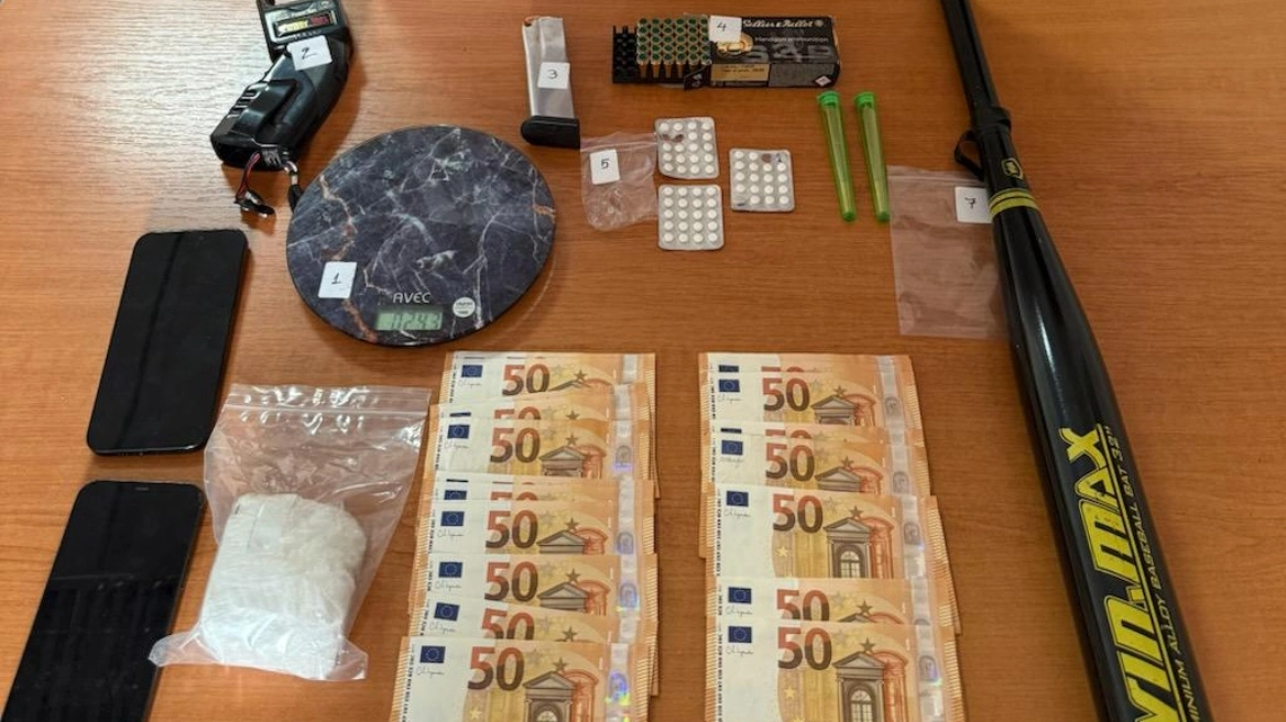 Κοκαΐνη, αναβολικά χάπια και 1.550 ευρώ βρέθηκαν στο σπίτι του πρώην αστυνομικού και TikToker