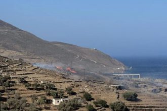 Φωτιά στην Τήνο: Σηκώθηκαν 2 ελικόπτερα – Διακοπή ρεύματος σε 3 περιοχές