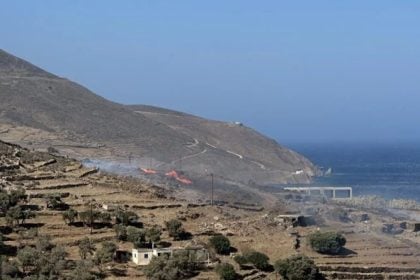 Φωτιά στην Τήνο: Σηκώθηκαν 2 ελικόπτερα – Διακοπή ρεύματος σε 3 περιοχές