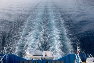 Οι Έλληνες «αγόρασαν διακοπές», αντί για ρούχα και παπούτσια