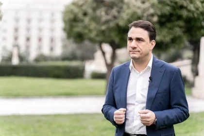 Τσουκαλάς: Με την πολιτική της ΝΔ οι Έλληνες δουλεύουν σκληρότερα και αμείβονται λιγότερα από όλους τους Ευρωπαίους
