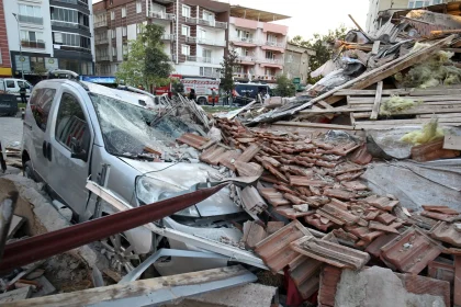 6,1 Ρίχτερ στην Τουρκία: Ισοπεδωμένα κτίρια, πάνω από 230 μετασεισμοί και τουλάχιστον 2 αγνοούμενοι