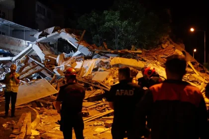 Σεισμός 6,1 Ρίχτερ στην Τουρκία έγινε αισθητός σε Λέσβο και Χίο – Κατέρρευσαν κτίρια, ένας νεκρός, δεκάδες απεγκλωβισμοί ΒΙΝΤΕΟ