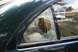 Πλαζ Πάτρας: "Χρυσή" διάρρηξη - Έσπασαν τζάμι αυτοκινήτου και άρπαξαν χρήματα και πανάκριβο ρολόι!