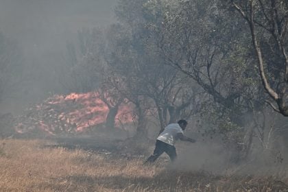 Ένας νεκρός από τη μεγάλη φωτιά στην Κερατέα - Το ένα μετά το άλλο σπίτια παραδίδονται στις φλόγες