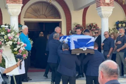 Απόστολος Βεσυρόπουλος: Πλήθος κόσμου στην κηδεία του – Τυλιγμένο με την ελληνική σημαία το φέρετρό του