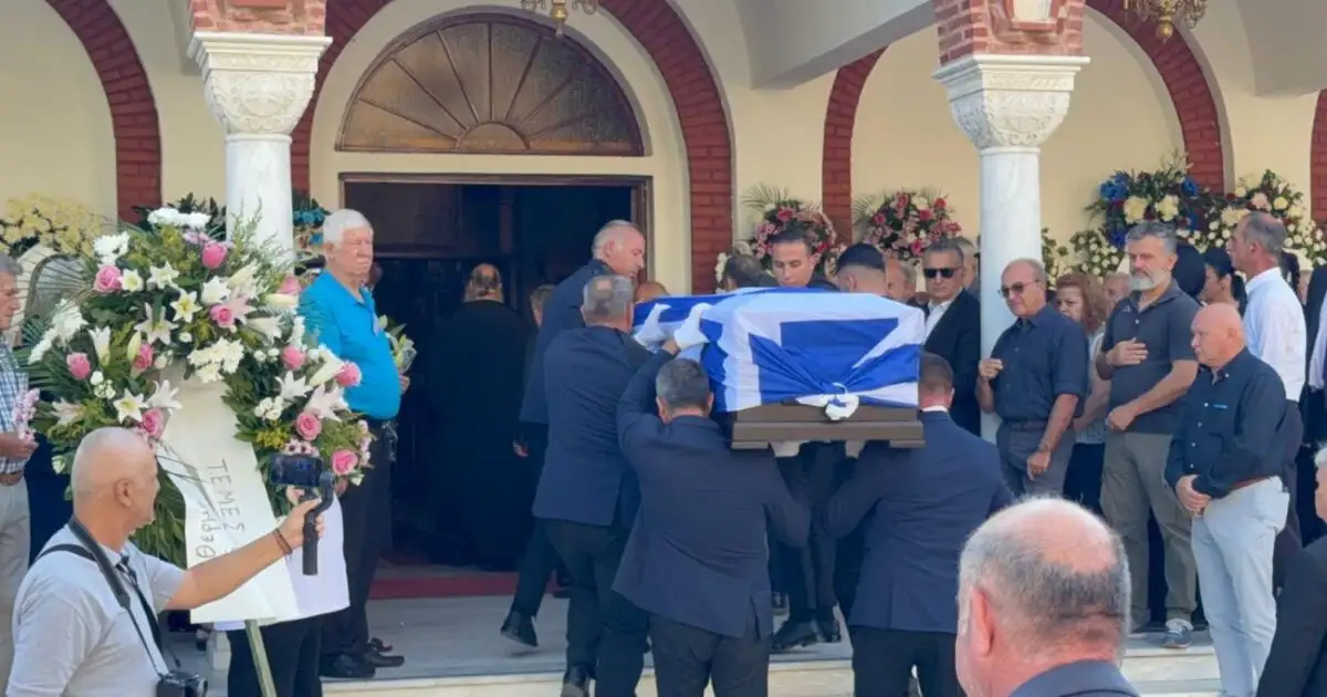 Απόστολος Βεσυρόπουλος: Πλήθος κόσμου στην κηδεία του – Τυλιγμένο με την ελληνική σημαία το φέρετρό του