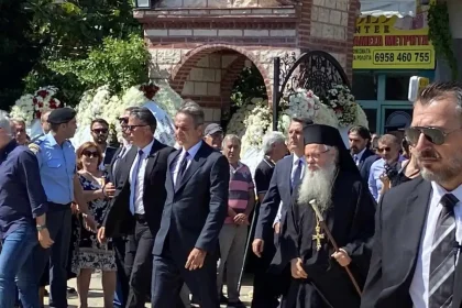 Απόστολος Βεσυρόπουλος: Πλήθος κόσμου στην κηδεία του – Τυλιγμένο με την ελληνική σημαία το φέρετρό του