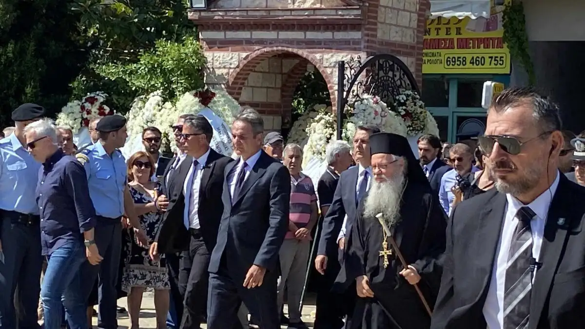 Απόστολος Βεσυρόπουλος: Πλήθος κόσμου στην κηδεία του – Τυλιγμένο με την ελληνική σημαία το φέρετρό του