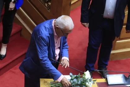 Απόστολος Βεσυρόπουλος: Λουλούδια και ενός λεπτού σιγή στη Βουλή για τον αδικοχαμένο βουλευτή της ΝΔ