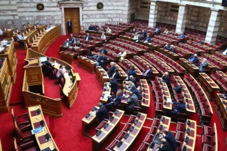Νομοσχέδιο για κοινωνική αντιπαροχή και στήριξη τρίτεκνων εισάγεται στη Βουλή