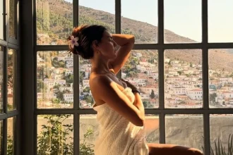 Η Βρισηίδα Ανδριώτου καλυμμένη μόνο με μια πετσέτα - «Δεν ήξερα ποια να διαλέξω» ΦΩΤΟ