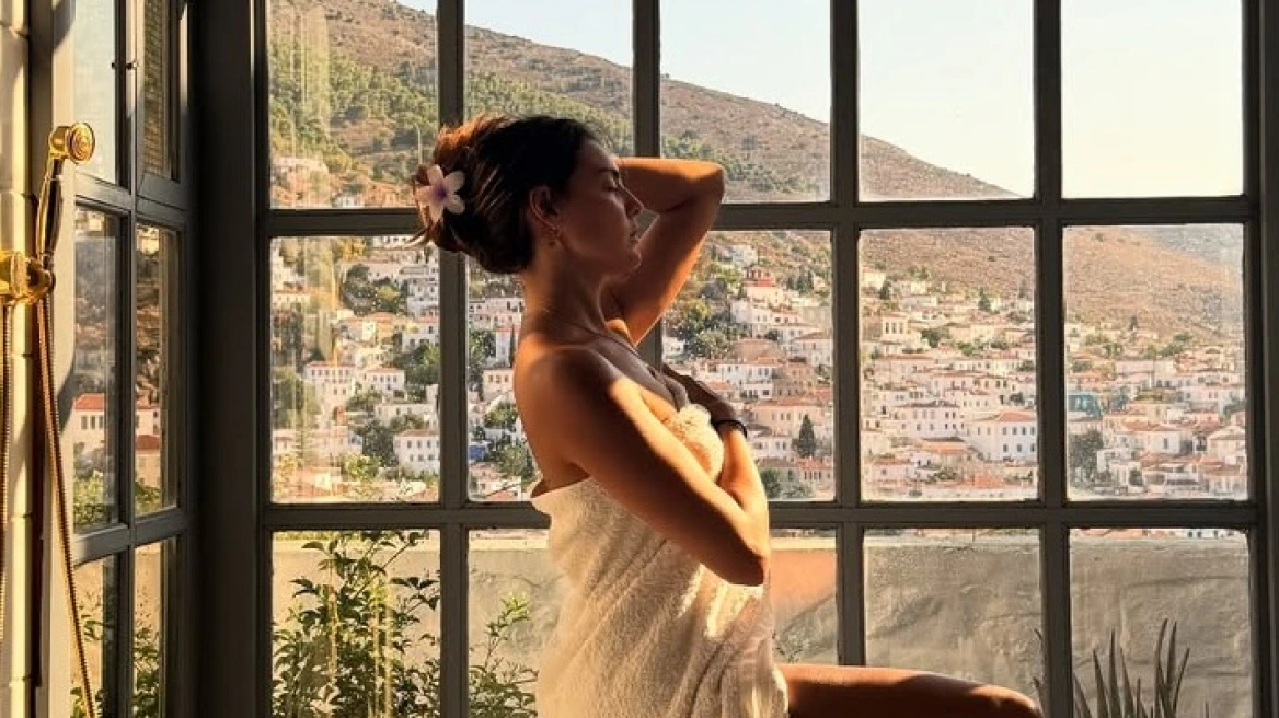 Η Βρισηίδα Ανδριώτου καλυμμένη μόνο με μια πετσέτα - «Δεν ήξερα ποια να διαλέξω» ΦΩΤΟ
