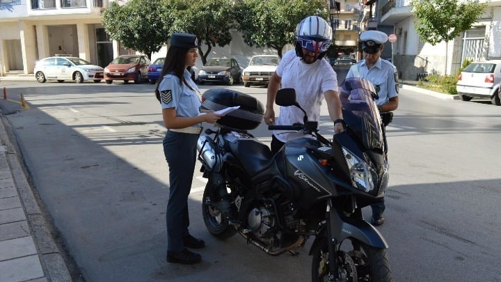 Βεβαιώθηκαν 3.026 παραβάσεις για μη χρήση κράνους σε μια εβδομάδα - Πόσες στη Δυτ. Ελλάδα