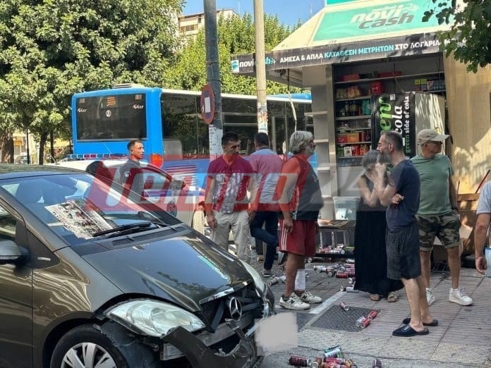 Πάτρα: Μηχανή συγκρούστηκε με ΙΧ και έπεσε πάνω σε περίπτερο στην Ομόνοια - Σοβαρά τραυματίστηκε ο δικυκλιστής (ΦΩΤΟ)