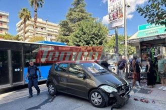 Πάτρα: Μηχανή συγκρούστηκε με ΙΧ και έπεσε πάνω σε περίπτερο στην Ομόνοια - Σοβαρά τραυματίστηκε ο δικυκλιστής (ΦΩΤΟ)