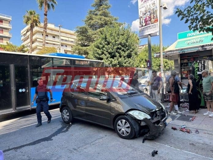 Πάτρα: Μηχανή συγκρούστηκε με ΙΧ και έπεσε πάνω σε περίπτερο στην Ομόνοια - Σοβαρά τραυματίστηκε ο δικυκλιστής (ΦΩΤΟ)