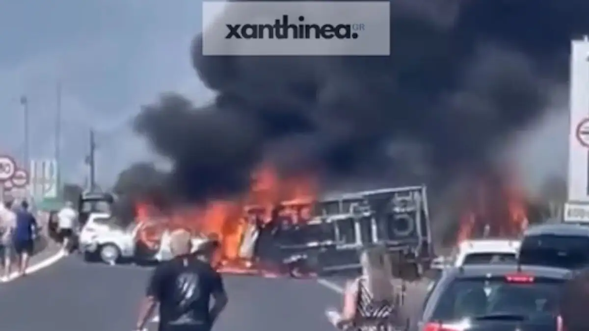 Σταματημένα για τα διόδια τα δύο αυτοκίνητα που έπεσε πίσω τους το φορτηγό στην Εγνατία σκοτώνοντας τρεις ανθρώπους - Επέζησαν δύο αγοράκια 4 και 6 ετών