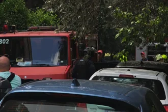 Χολαργός: Πέταξε μολότοφ και ταμπουρώθηκε στο σπίτι του με βαλλίστρα – Τραυματίστηκε αστυνομικός, συνελήφθη ο 57χρονος