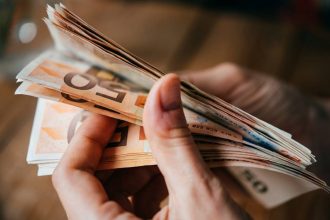 Επίδομα αδείας: Πότε καταβάλλεται από τους εργοδότες και πώς να το υπολογίσετε