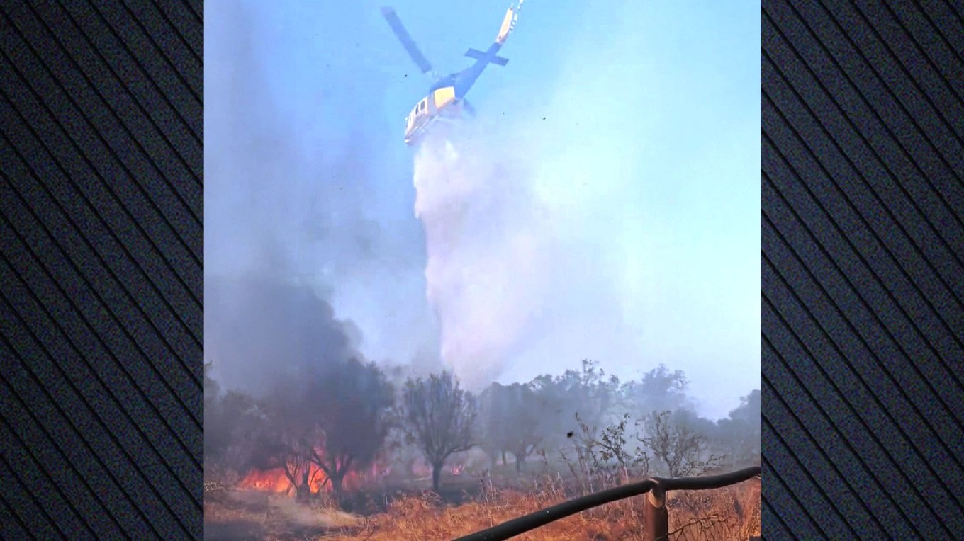 Φωτιά στο Λαύριο: 112 για εκκένωση, ενισχύονται συνεχώς οι δυνάμεις της Πυροσβεστικής