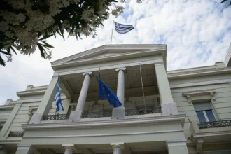Υπουργείο Εξωτερικών: Δεν εκφράζει την επίσημη θέση της Ελλάδας η ανάρτηση της ελληνικής πρεσβείας στο Λουξεμβούργο
