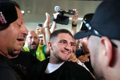 Χρήστος Ζαφείρης: Χαμός στο αεροδρόμιο «Μακεδονία» – Εκατοντάδες οπαδοί του ΠΑΟΚ στην υποδοχή του Έλληνα ποδοσφαιριστή