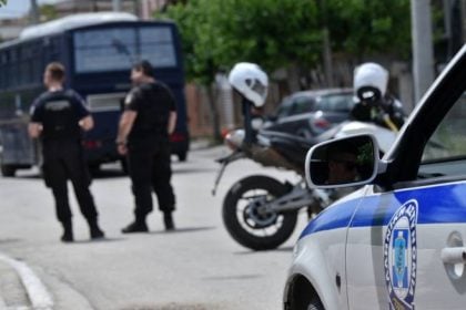 Ζεφύρι: Συμπλοκή με έναν τραυματία και μία σύλληψη – Στις φλόγες ένας ΙΧ