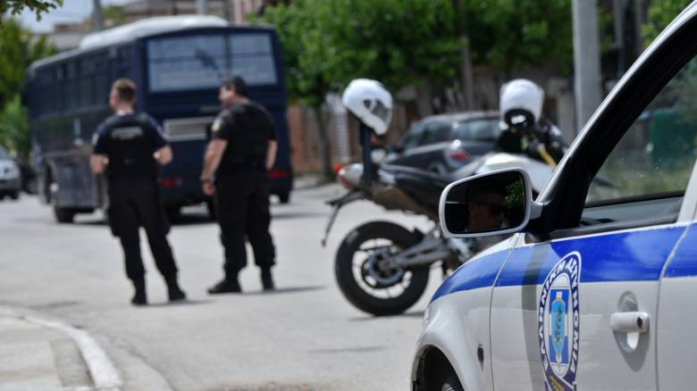 Ζεφύρι: Συμπλοκή με έναν τραυματία και μία σύλληψη – Στις φλόγες ένας ΙΧ