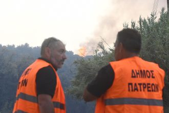 Στα πύρινα μέτωπα εργαζόμενοι και μηχανήματα του Δήμου Πατρέων