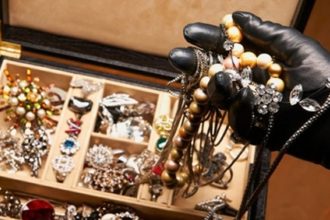 Αίγιο: Eκλεψαν κοσμήματα αξίας 5.000 ευρώ – Δύο συλλήψεις, αναζητείται ανήλικος