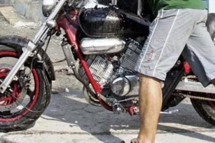 Πάτρα: Οδηγούσε μοτοσικλέτα με πινακίδα - "φάντασμα" και πιάστηκε να περνάει με κόκκινο - Συνελήφθη από την Τροχαία