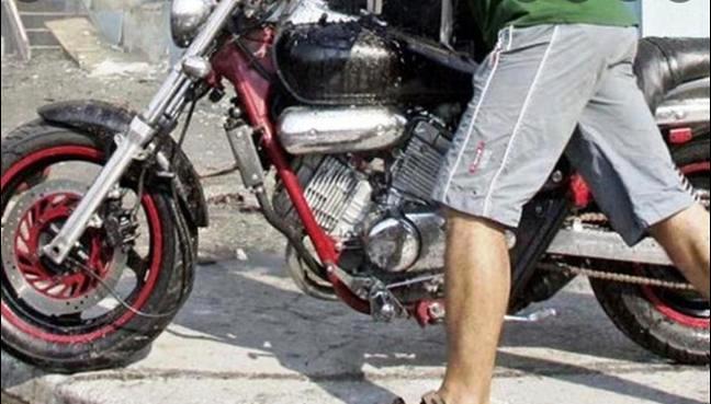 Πάτρα: Οδηγούσε μοτοσικλέτα με πινακίδα - "φάντασμα" και πιάστηκε να περνάει με κόκκινο - Συνελήφθη από την Τροχαία