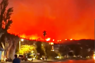 Δραματική νύχτα στη Δυτ. Αχαΐα: Επιχείρηση απομάκρυνσης χιλιάδων κατοίκων - Έφτασε στα Τσουκαλέικα και καίει σπίτια και αυτοκίνητα η φωτιά - ΣΥΓΚΛΟΝΙΣΤΙΚΕΣ ΕΙΚΟΝΕΣ