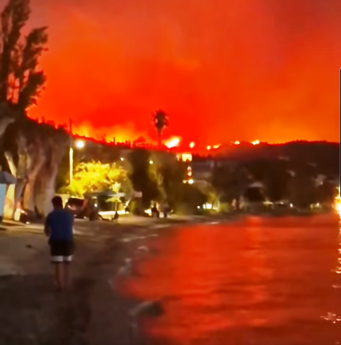 Δραματική νύχτα στη Δυτ. Αχαΐα: Επιχείρηση απομάκρυνσης χιλιάδων κατοίκων - Έφτασε στα Τσουκαλέικα και καίει σπίτια και αυτοκίνητα η φωτιά - ΣΥΓΚΛΟΝΙΣΤΙΚΕΣ ΕΙΚΟΝΕΣ