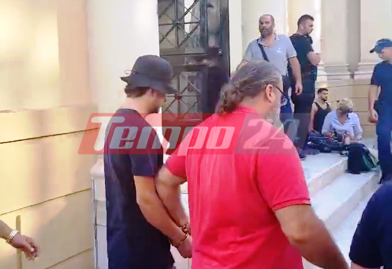 Πάτρα: Νέα προθεσμία πήρε ο 25χρονος που συνελήφθη για φωτιά στο Γηροκομειό - Την Δευτέρα στον Ανακριτή, κατέρρευσε ο πατέρας του έξω από τα Δικαστήρια (ΦΩΤΟ)