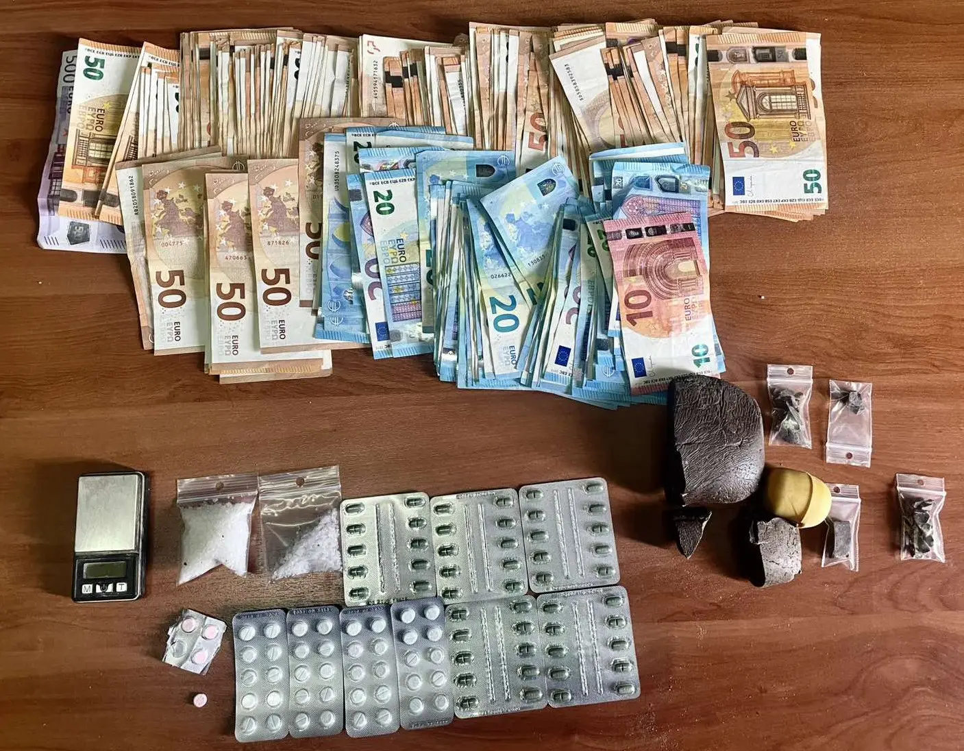 2 συλλήψεις από την Ομάδα ΔΙ.ΑΣ. για διακίνηση ναρκωτικών ουσιών στον Άγιο Παντελεήμονα (ΦΩΤΟ)