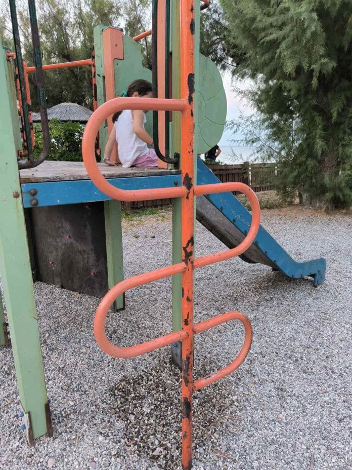 "Παγίδες" οι παιδικές χαρές στον Ψαθόπυργο - Αγανάκτησαν οι γονείς ΦΩΤΟ