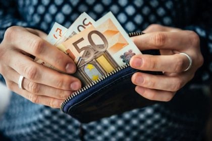 Πιέζει η αντιπολίτευση για συντάξεις και επιπλέον μισθό στο Δημόσιο, «ναι μεν, αλλά» από την κυβέρνηση