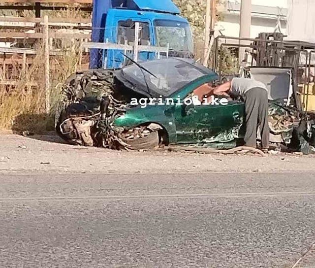 Απίστευτο τροχαίο στο Αγρίνιο - Έγινε σμπαράλια το αυτοκίνητο (ΦΩΤΟ)