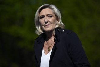 Γαλλία: Πώς η Μαρίν Λεπέν σχεδιάζει να θέσει υποψηφιότητα σε πιθανές πρόωρες προεδρικές εκλογές