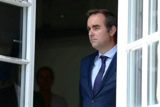 Γαλλία: Εν μέσω πίεσης, ο νέος πρωθυπουργός Σεμπαστιάν Λεκορνί αναζητά χρόνο