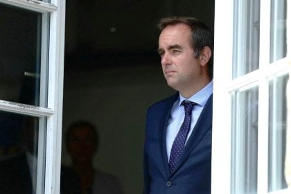 Γαλλία: Εν μέσω πίεσης, ο νέος πρωθυπουργός Σεμπαστιάν Λεκορνί αναζητά χρόνο