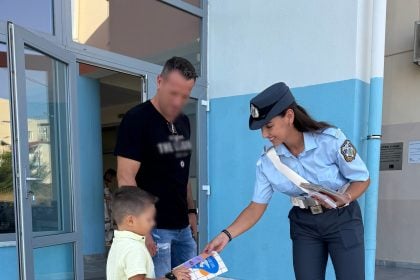 Η Ελληνική Αστυνομία διένειμε ενημερωτικό υλικό για τον κώδικα οδικής ασφάλειας στους μαθητές της Δυτικής Ελλάδας